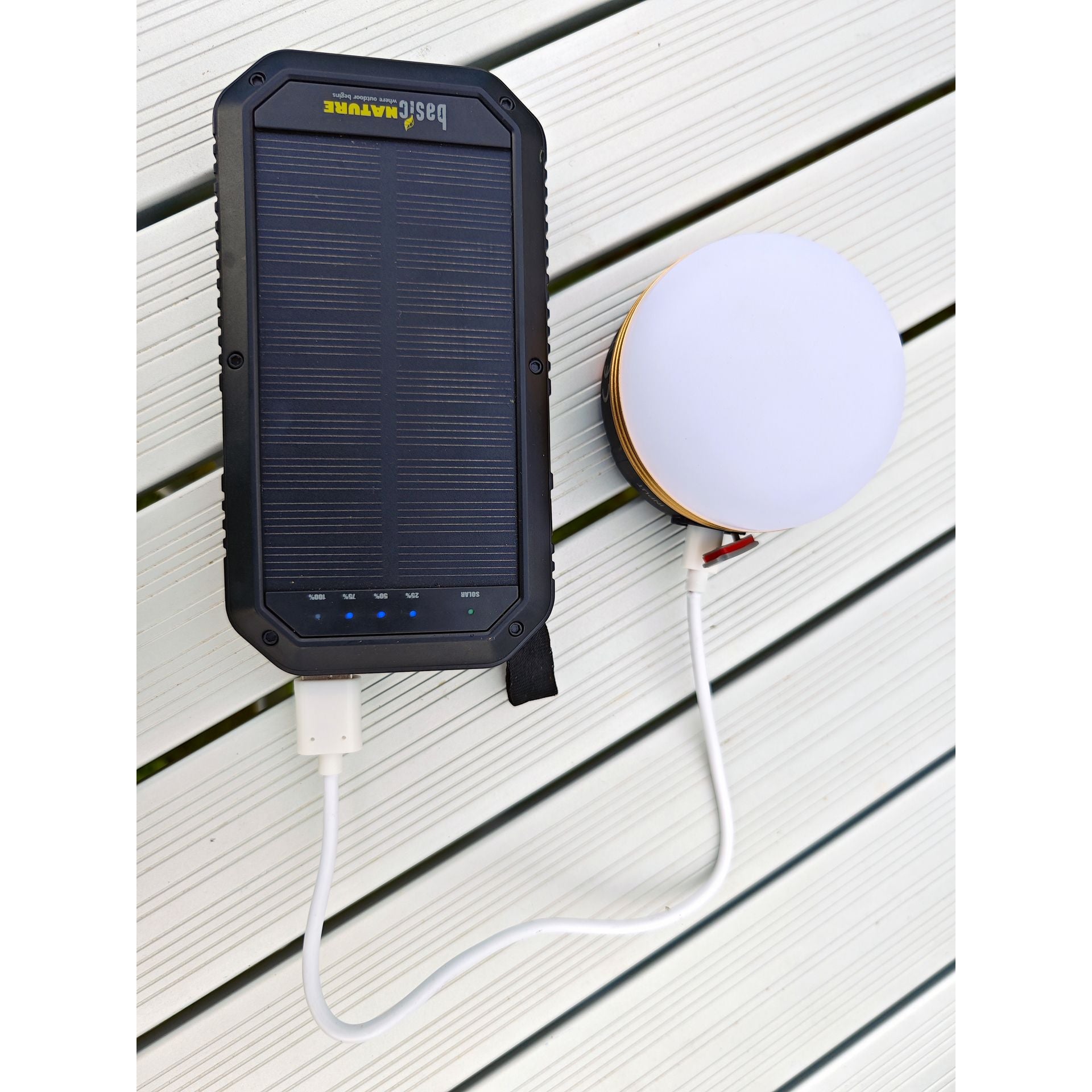 BasicNature Powerbank 8 8000 mAh – Kompakti varavirtalähde LED-valolla ja aurinkolatauksella