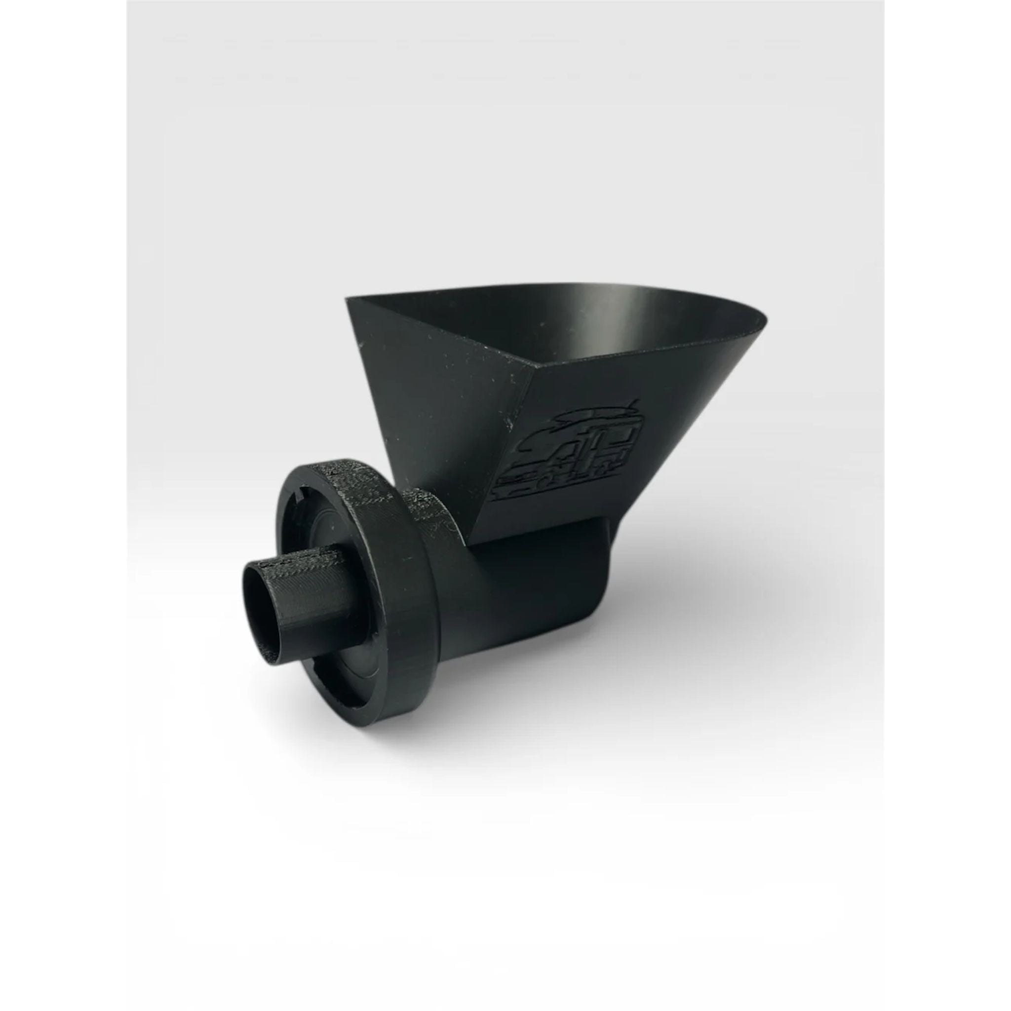 Vesisuppilo matkailuautoon ja pakettiautoon – tarkka ja siisti täyttö